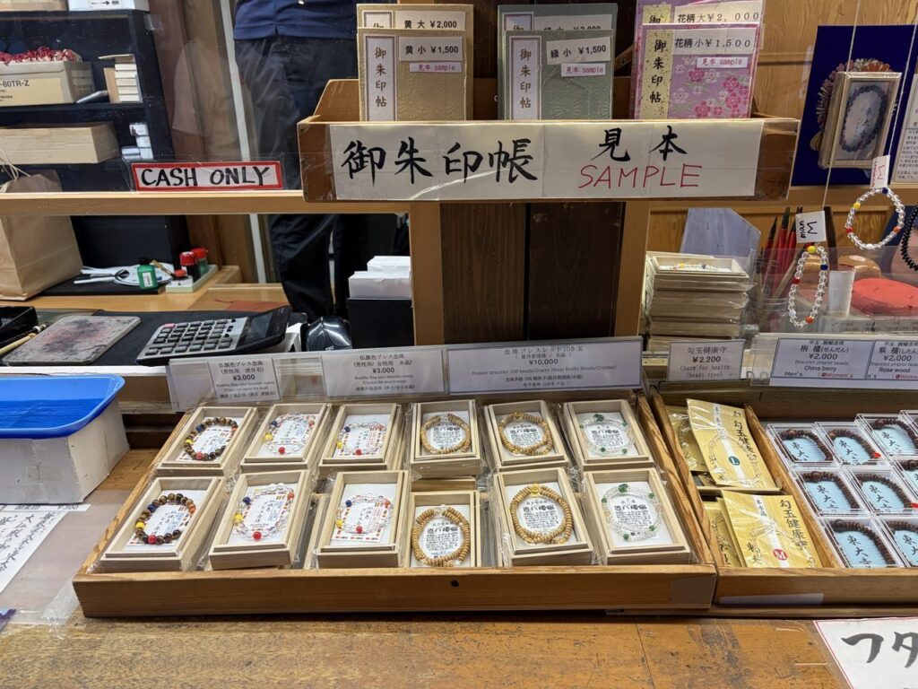 東大寺の売店の御朱印帳と授与品の陳列。CASH ONLYの表示も見える