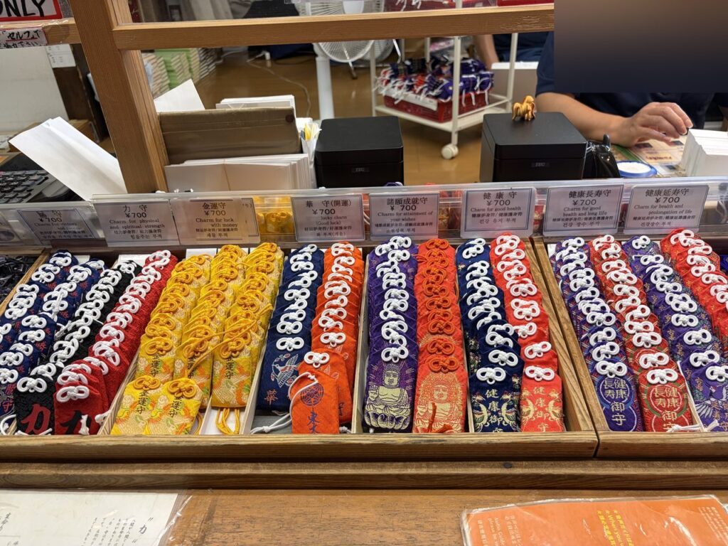 東大寺の売店に並ぶ色とりどりのお守り