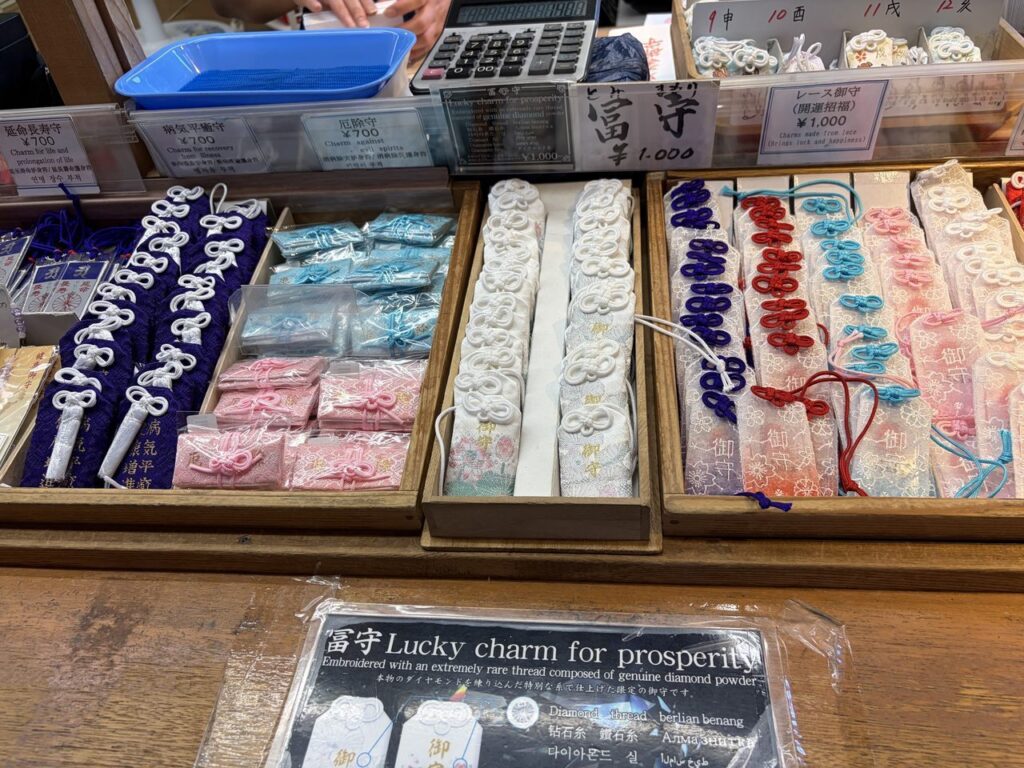 東大寺の売店に並ぶお守りとストラップ