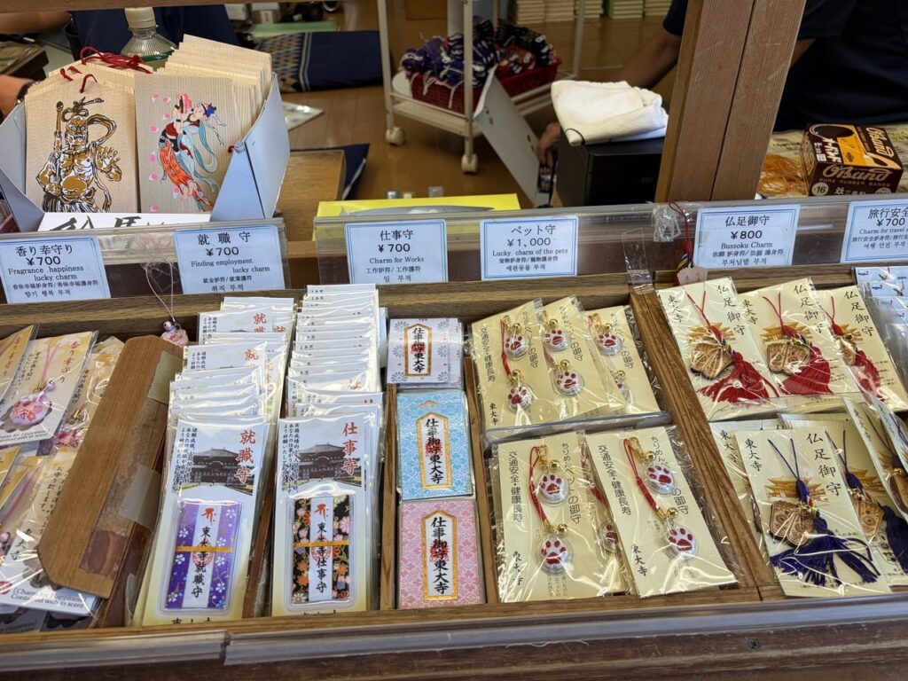 東大寺の売店に並ぶ和柄のお守り袋と授与品