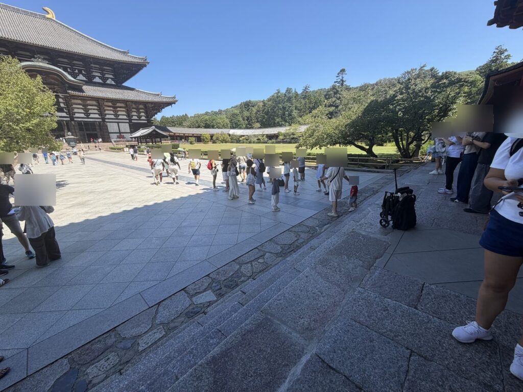 東大寺の回廊内から見た大仏殿。手前に広場へ下りる石の段差があり、奥に大仏殿が見える