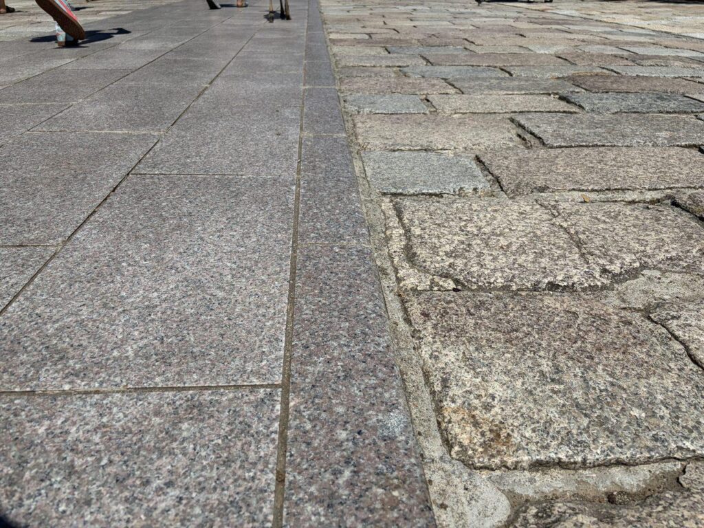 東大寺参道の石畳のアップ。左が平らに整えられた石、右が表面のでこぼこした古い石