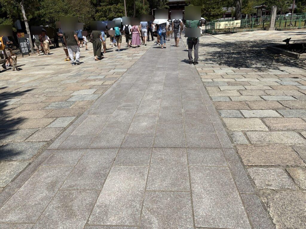 東大寺の参道。中央に平らな石畳の帯が通り、その両側は表面がでこぼこした古い石畳になっている