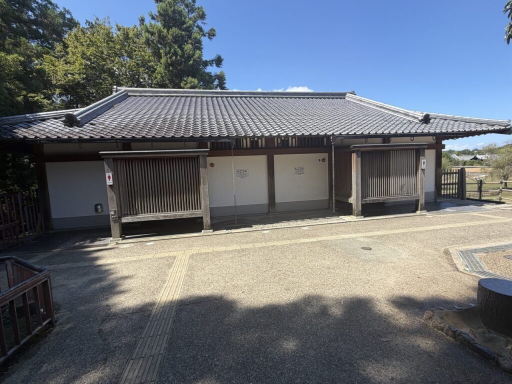 東大寺の入堂券売り場近くにある瓦屋根のトイレの建物