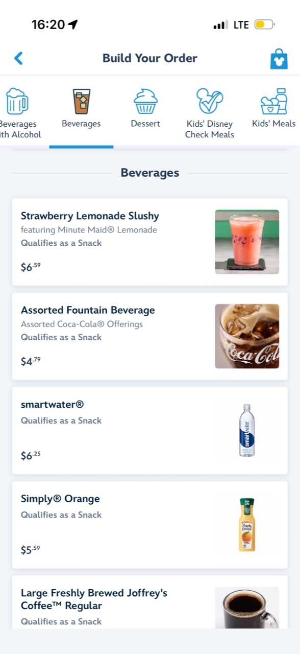 WDW公式アプリのドリンクメニュー画面。smartwater 6.25ドルなどの価格一覧