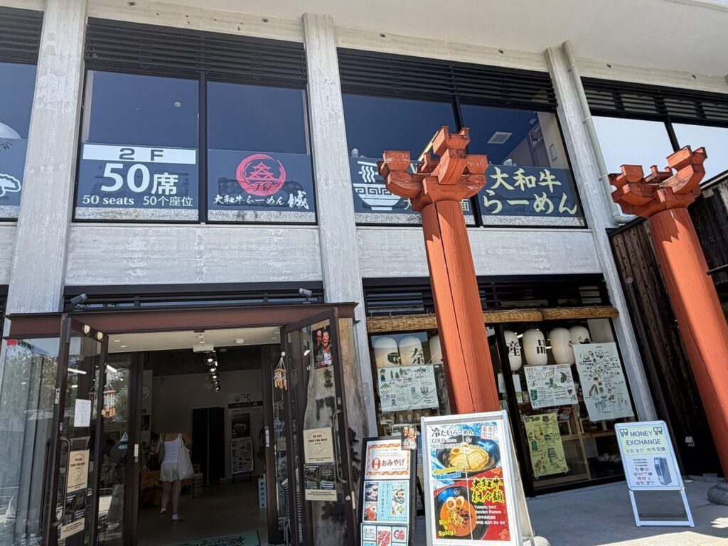 夢風ひろばの大和牛らーめんの店舗外観。2階に50席と書かれている