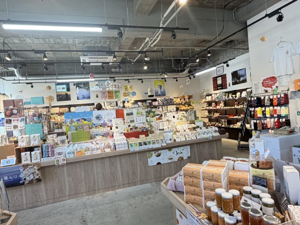 夢風ひろばのお土産店の店内。奈良らしい雑貨やお菓子が並んでいる