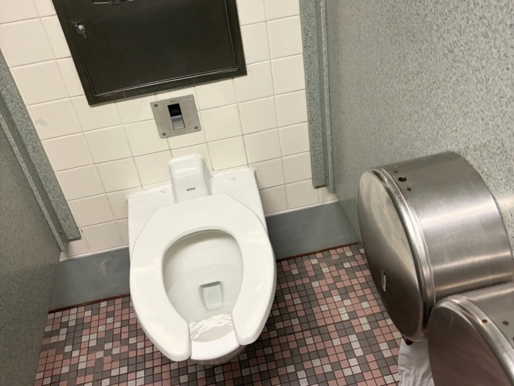 ハリウッドスタジオのパーク内トイレの個室。洋式便器で、ウォシュレットは付いていない。