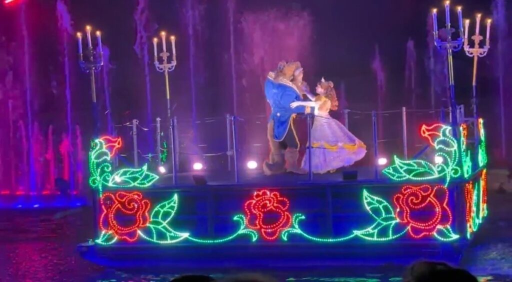 ファンタズミックで中央のライトに照らされた美女と野獣の船。ベルと野獣が踊っている