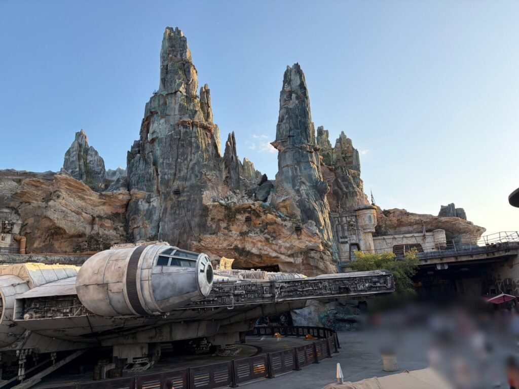 スター・ウォーズ ギャラクシーズ・エッジに置かれた実物大のミレニアム・ファルコン。背景に岩山が広がっている