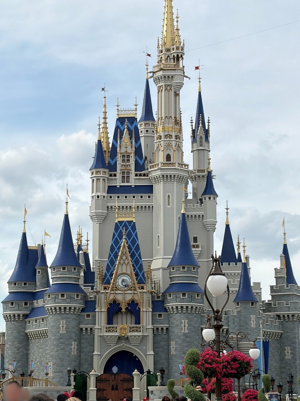 WDWマジックキングダムのシンデレラ城。青と金の尖塔を正面から見上げたところ