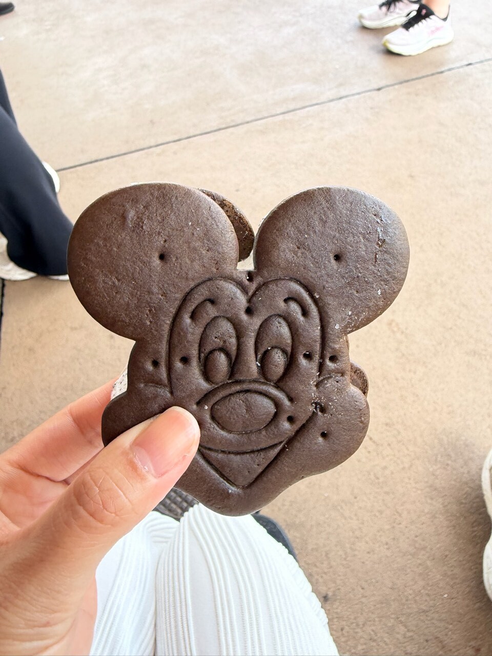 ミッキーの顔の形のチョコクッキーアイスクリームサンド