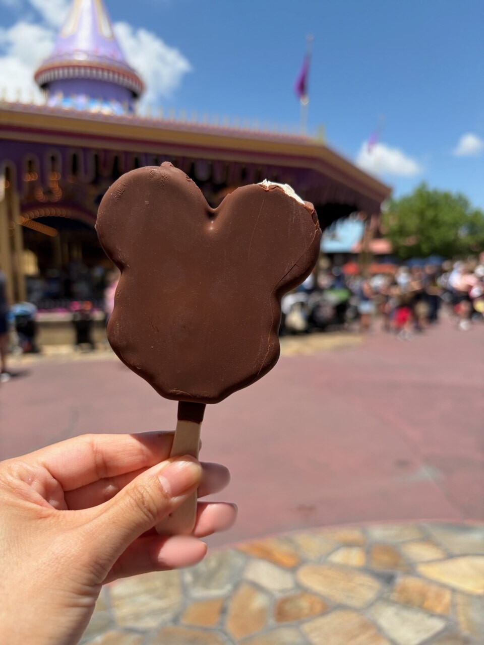 チョコレートがけのミッキー形アイスバー