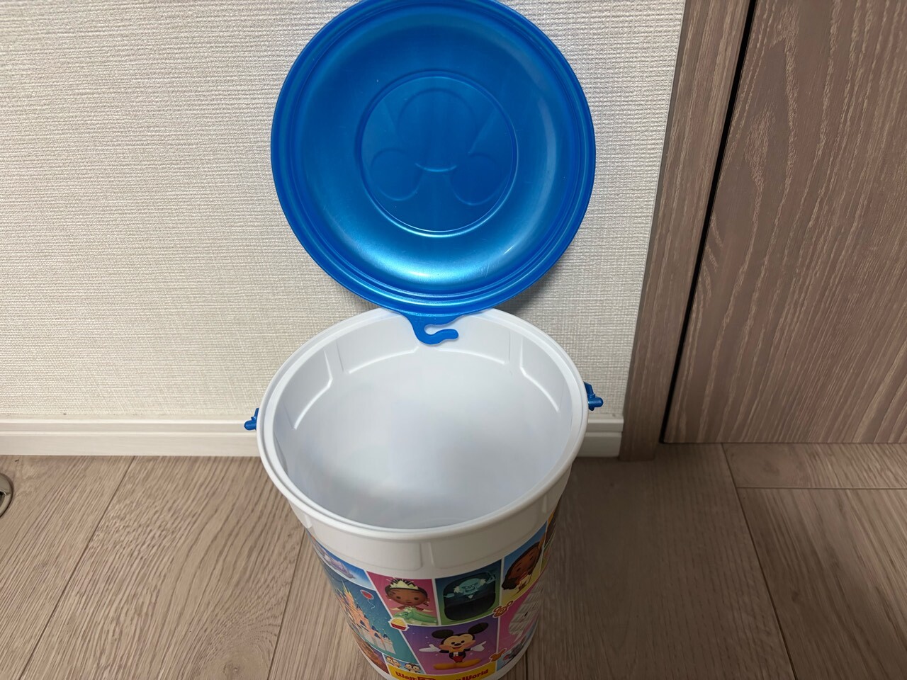 ポップコーンバケツのフタを開けた状態